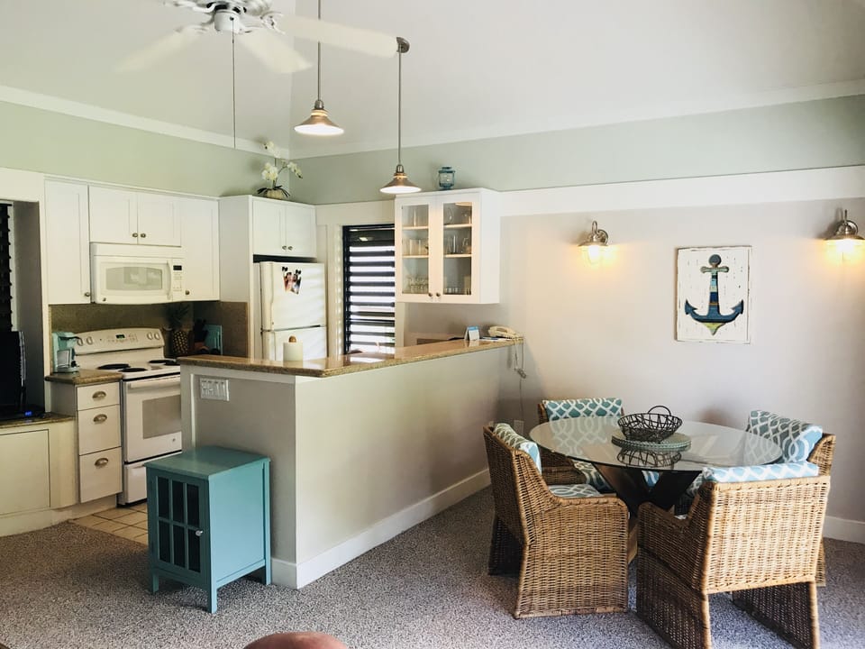 Bright, open floor plan with a view of the lanai and gardens