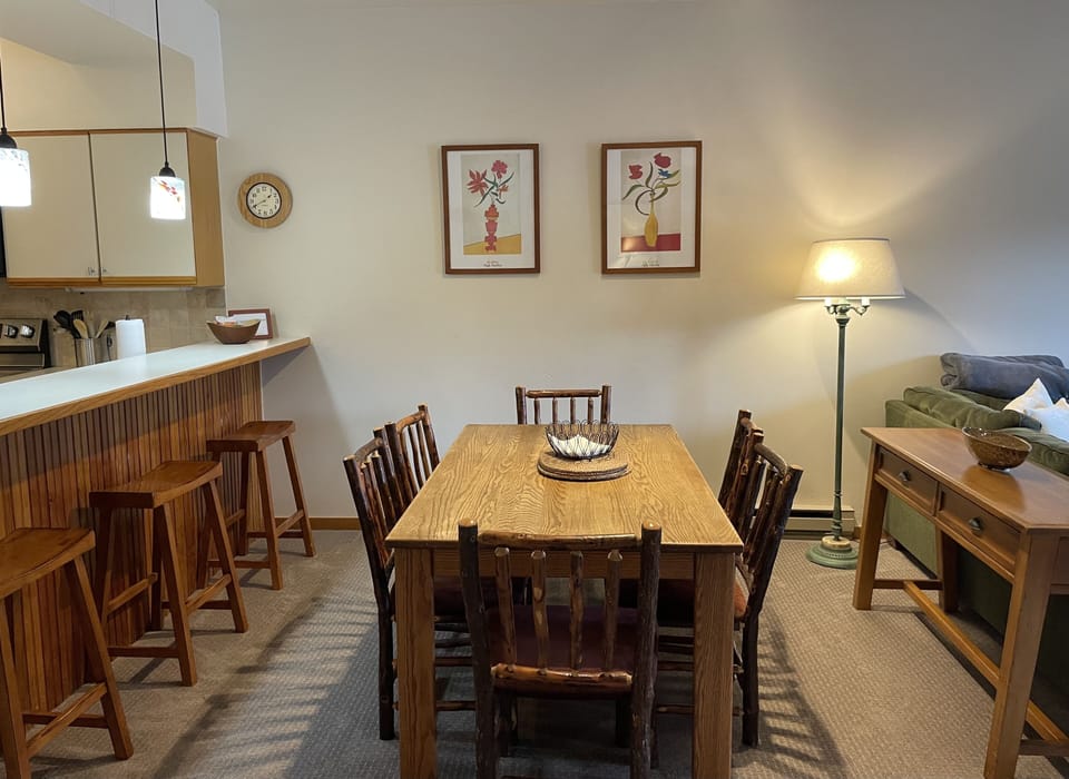 Dining area and seating for 6.