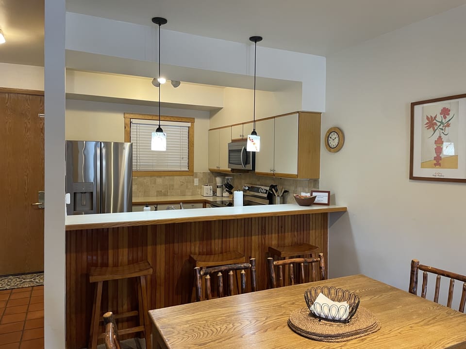 Kitchen and bar seating for 3.