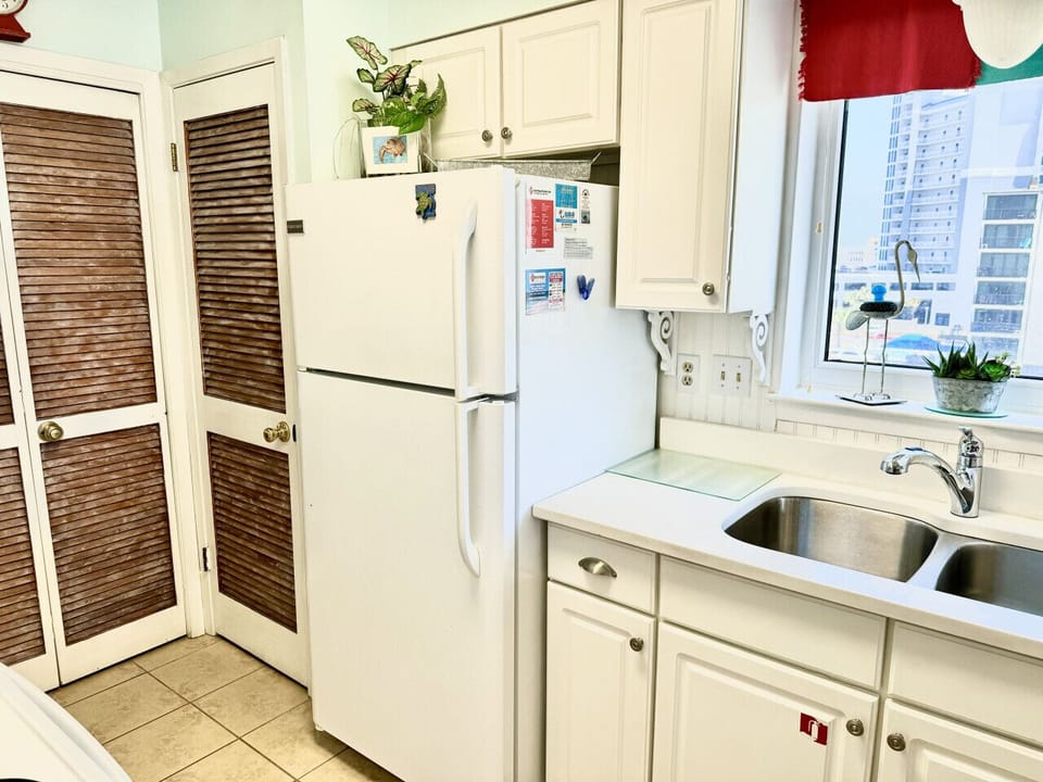 Fully stocked kitchen with plenty of amenities and pantry space.