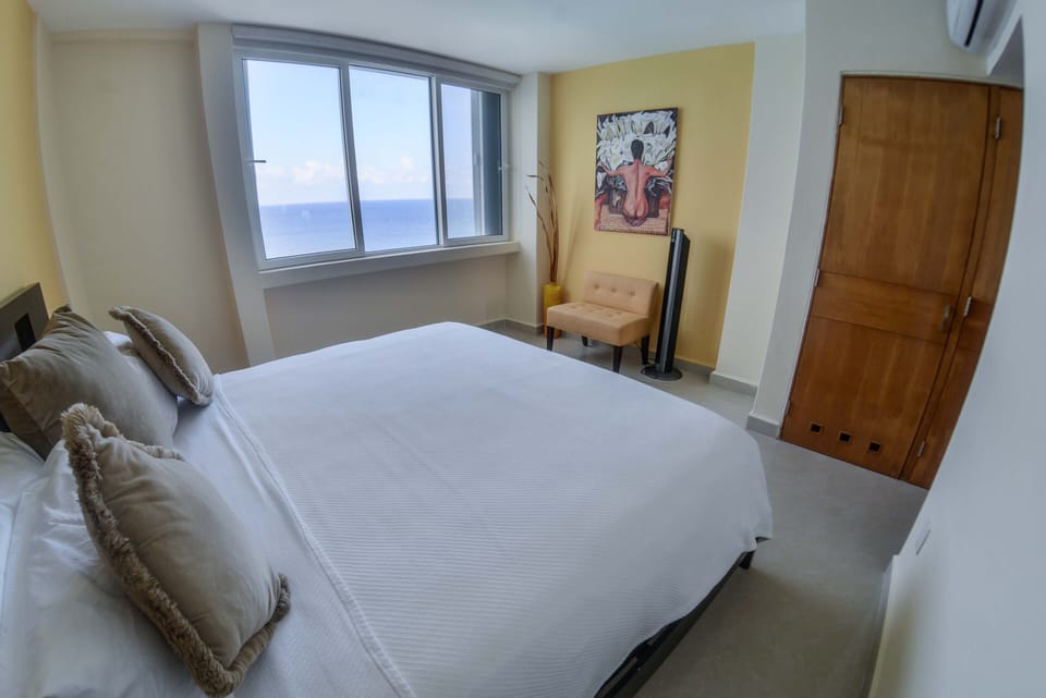 Bedroom 2 with king size bed and awesome view