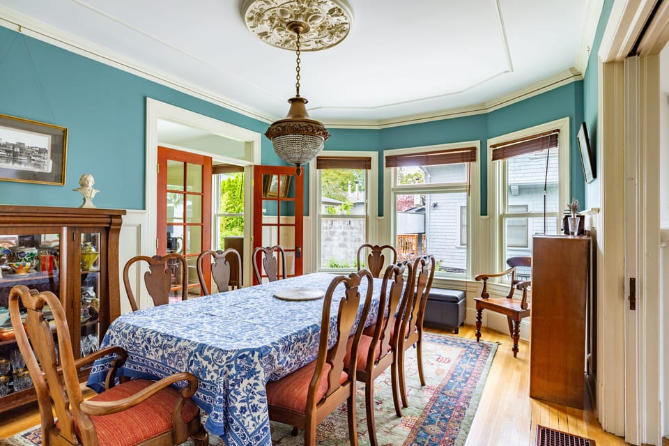 With leaf, you can add another two chairs for a total of 10 people