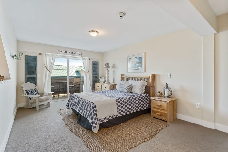 Queen bed with private bathroom