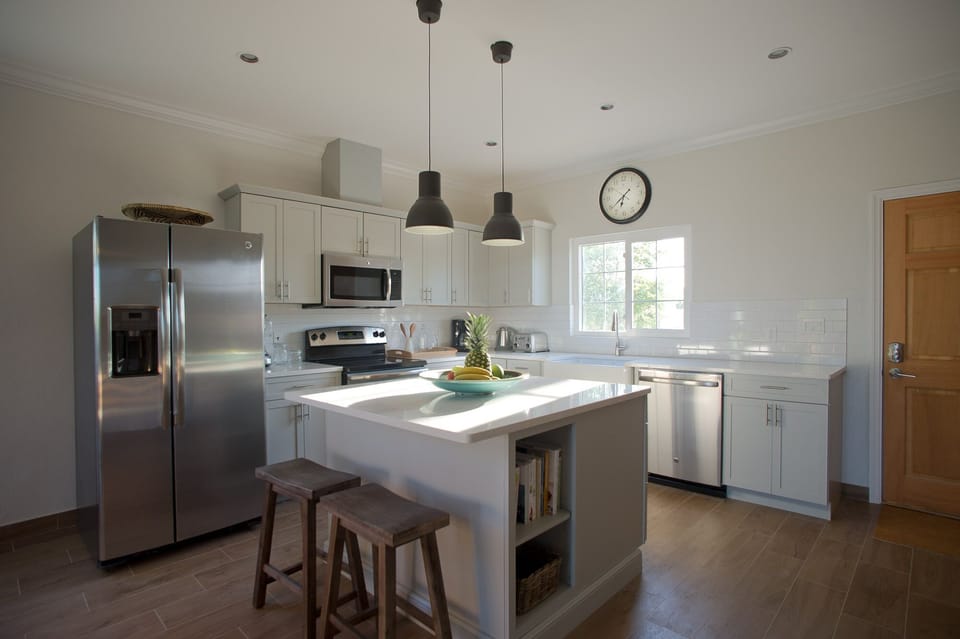 Latest GE technology appliances and a well stocked kitchen to please all foodies