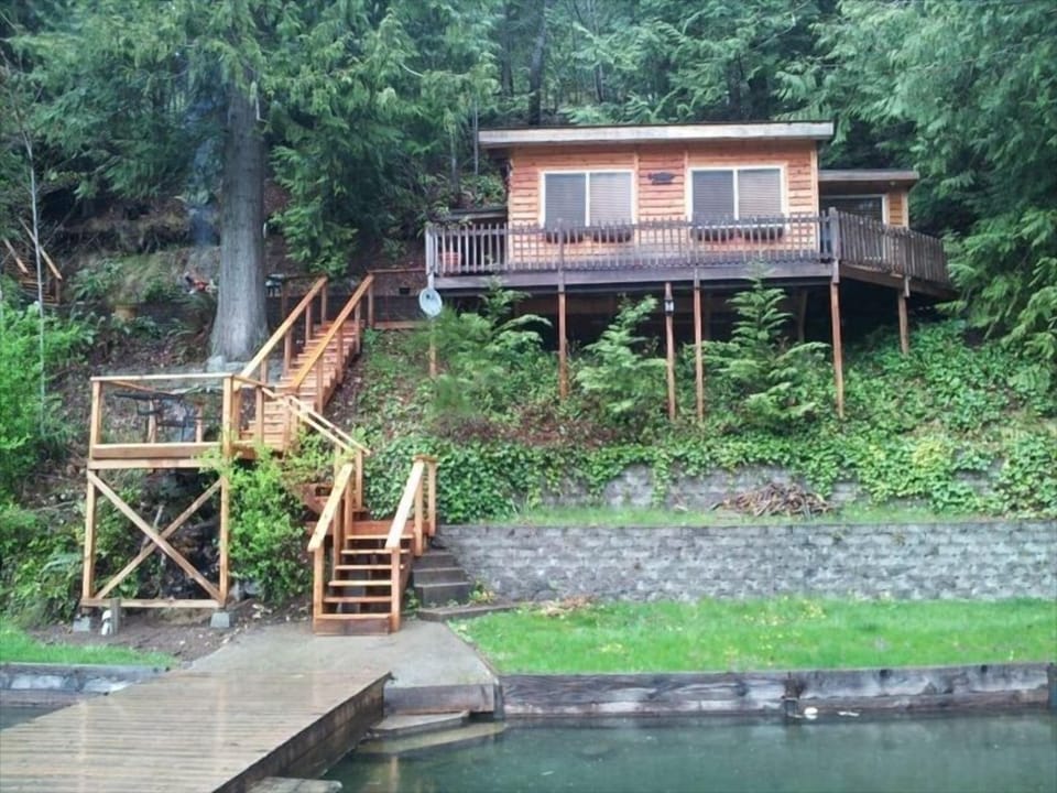 Cozy Cabin is nestled on the bank of Lake Sutherland near the Olympic Nat'l Park