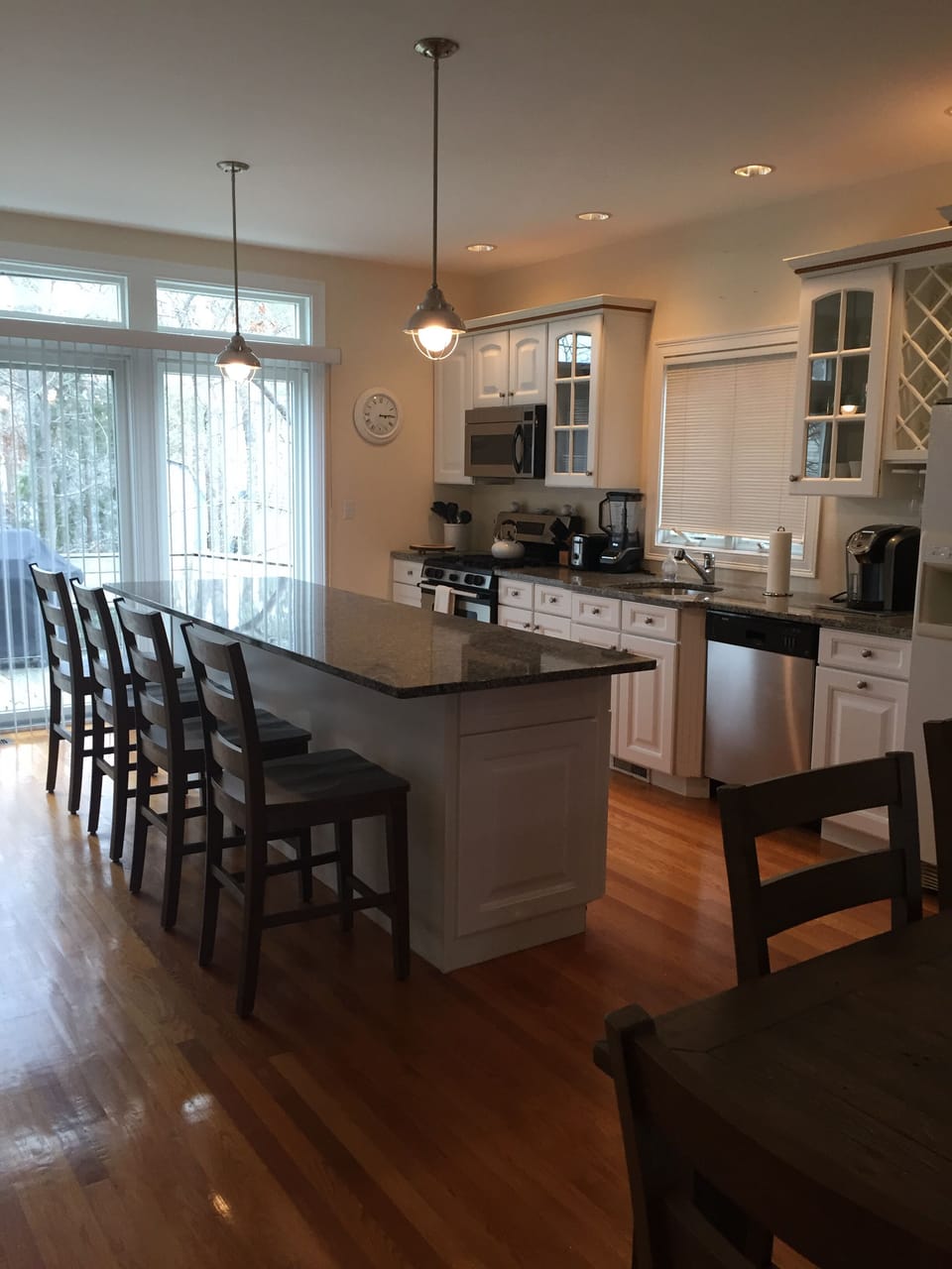 Open floor plan with modern kitchen 