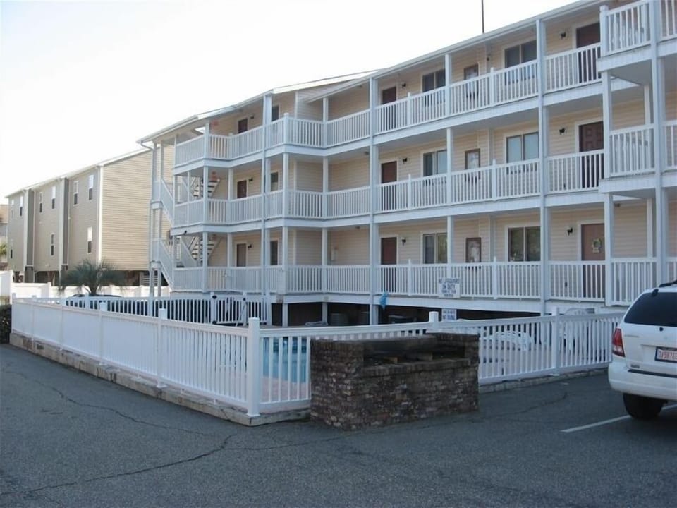 View of the back of Backwalk & part of the parking lot