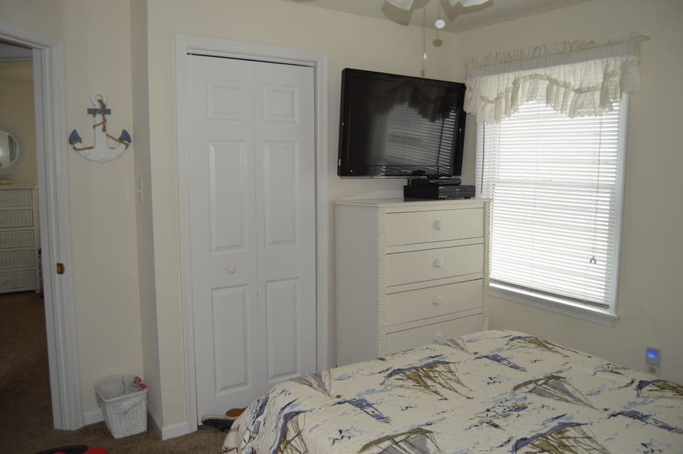 3rd bedroom Double bed with twin size pull out trundle, HD TV