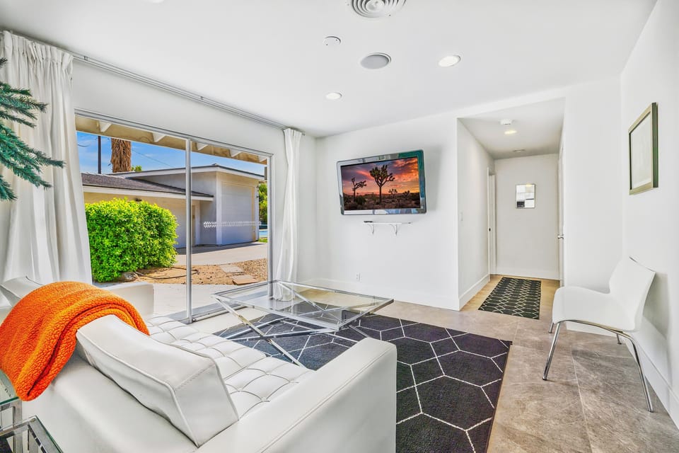2nd living room, perfect for kids to watch tv and play 
