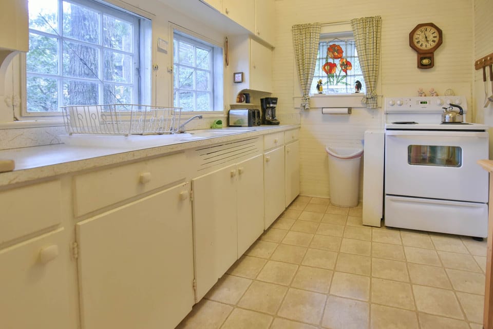 Another view of the kitchen.