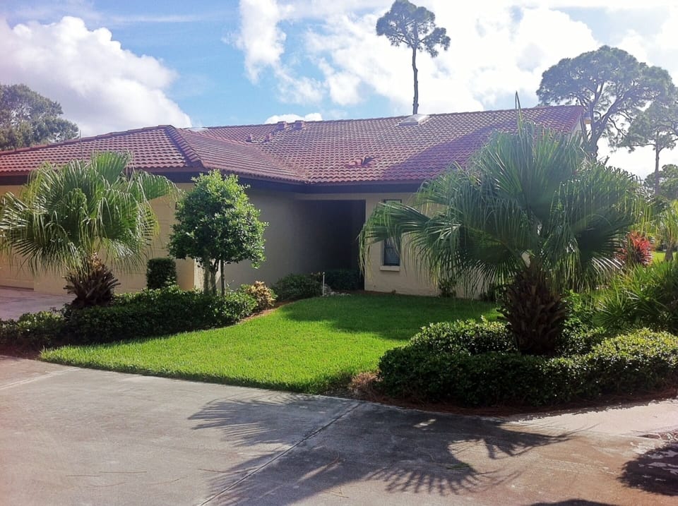 Front of the villa, 1 car garage