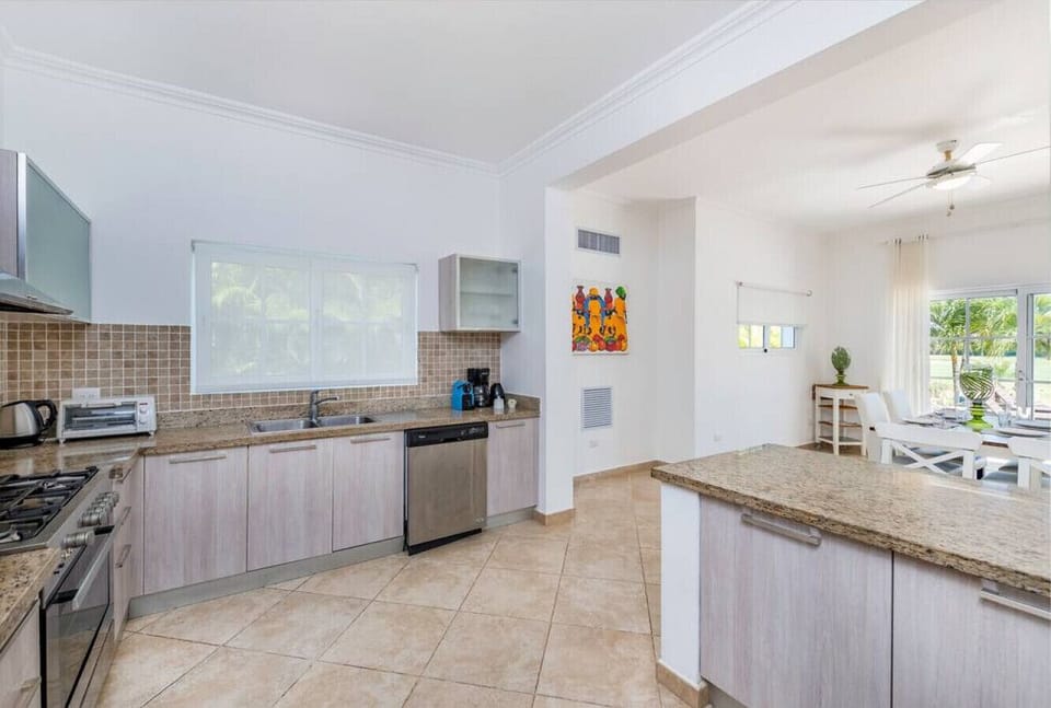 Casa Bonita: Kitchen with island, stove and dishwasher