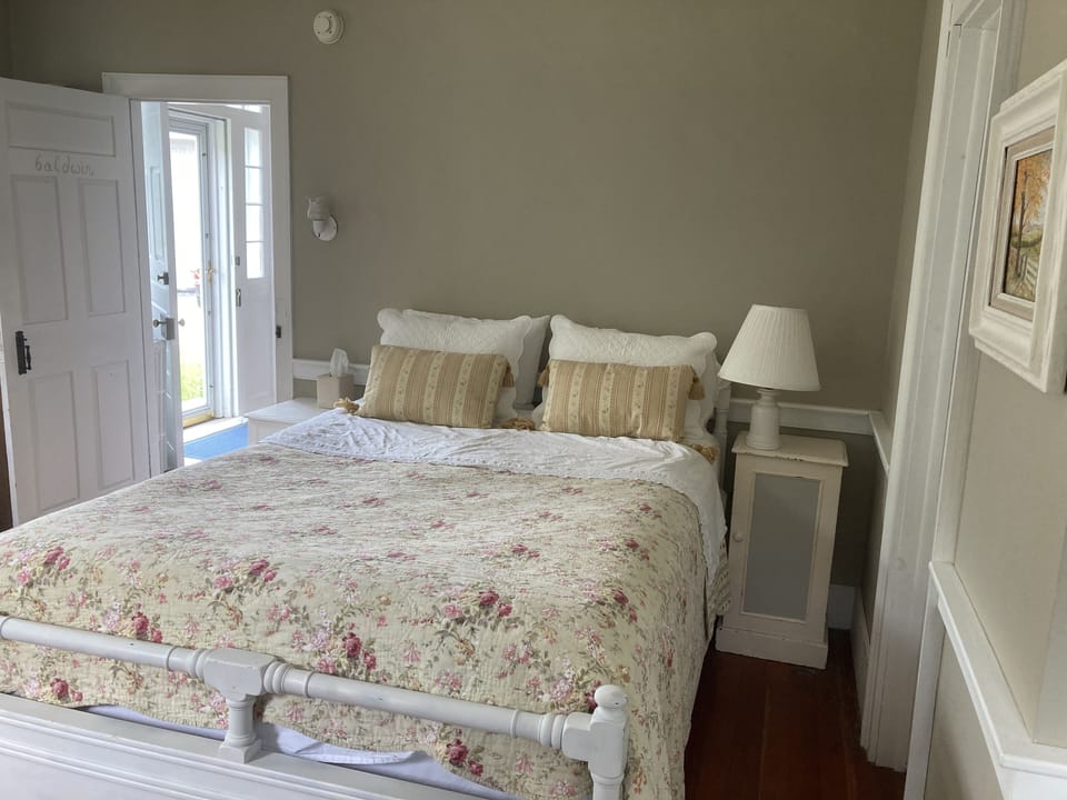 Baldwin , queen bed, downstairs, brick wing, next to Granny Smith, ensuite