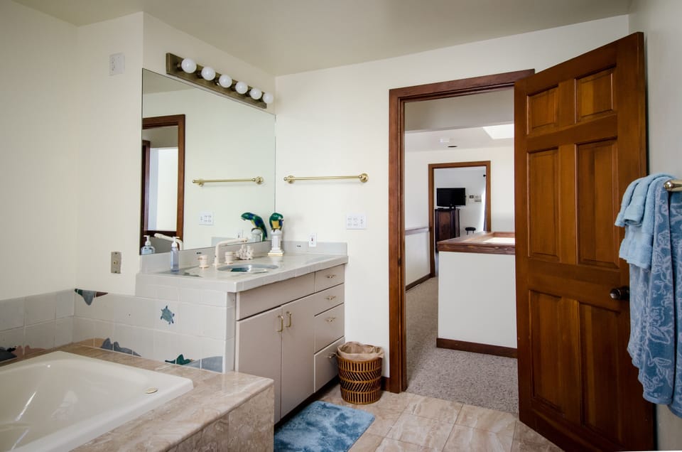 Shared upper bathroom, whirlpool bath, shower