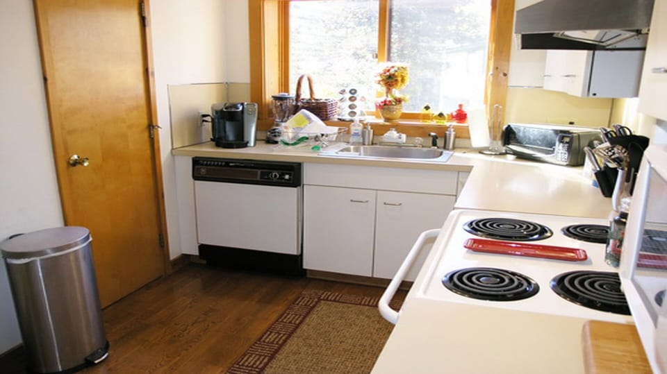 Fully equipped kitchen - coffee maker, microwave, toaster, blender, dish washer