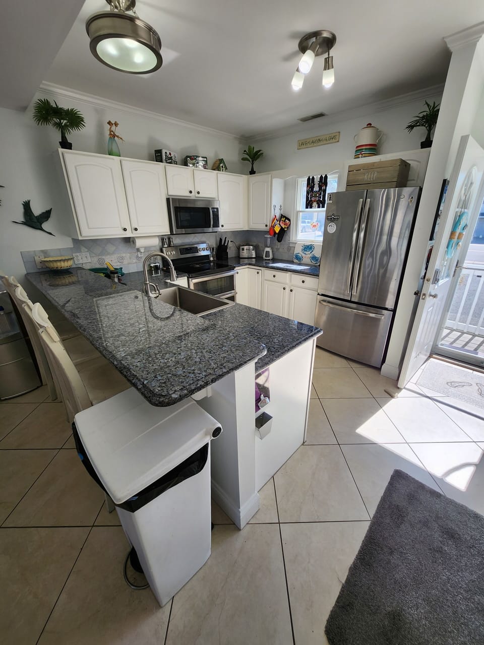 Great kitchen with a big ice maker in the freezer.