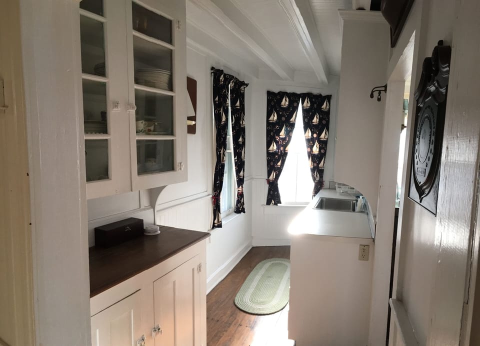 Bar between kitchen and dinging room.
