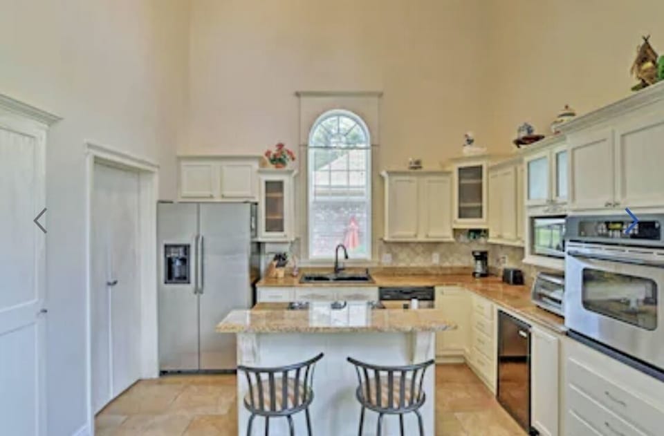 Kitchen with breakfast bar
