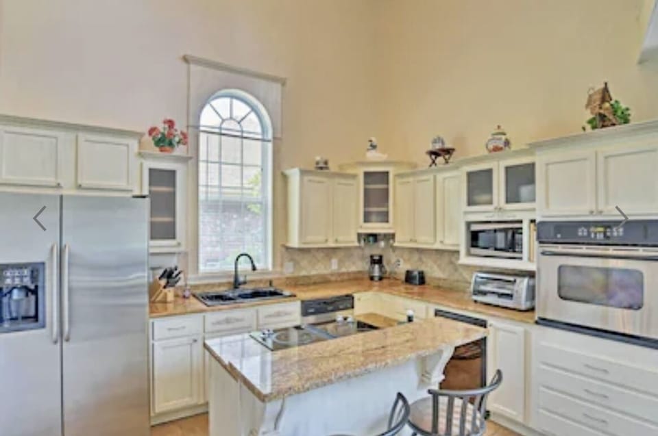 Nice kitchen with stainless steel appliances
