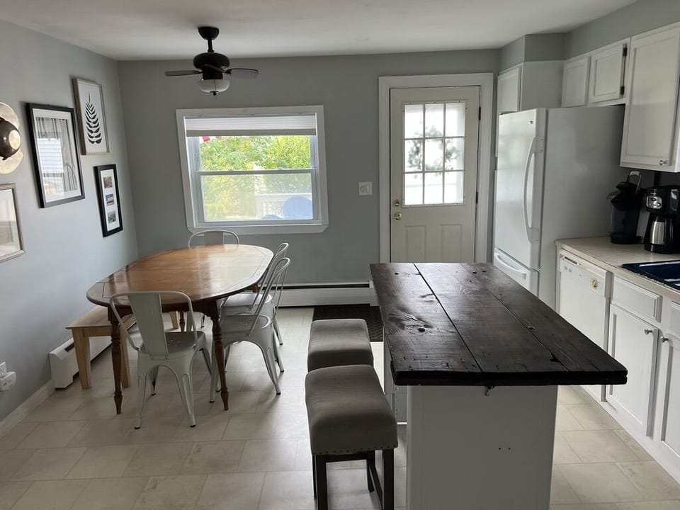 KITCHEN LOOKING TOWARD DECK