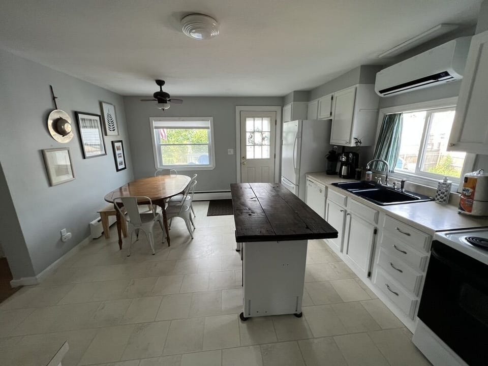 KITCHEN W/TABLE SEATING 6.. ISLAND  W/2 BENCHES
