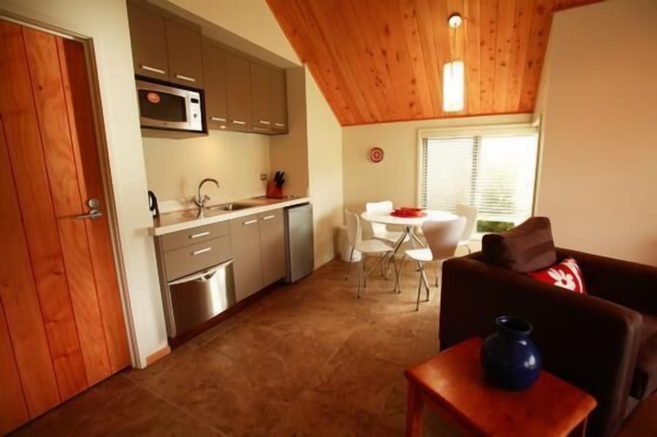 Cottage Kitchen - with Dish Draw