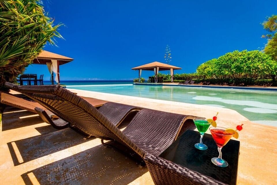 Infinity pool and jacuzzi overlooking the ocean 