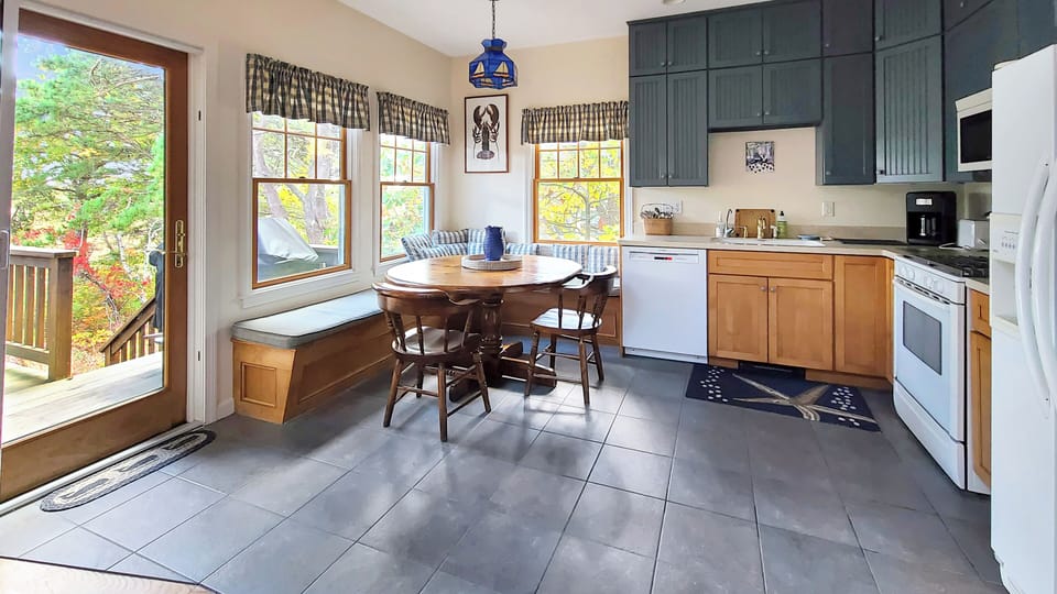 Nicely equipped eat-in country kitchen