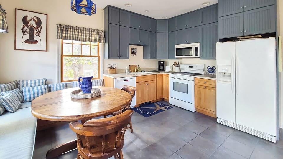 Nicely equipped eat-in country kitchen