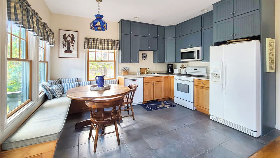 Nicely equipped eat-in country kitchen