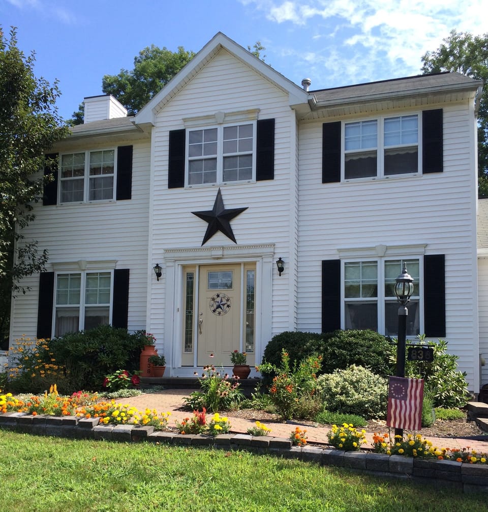 Comfy Colonial, close to it all!  