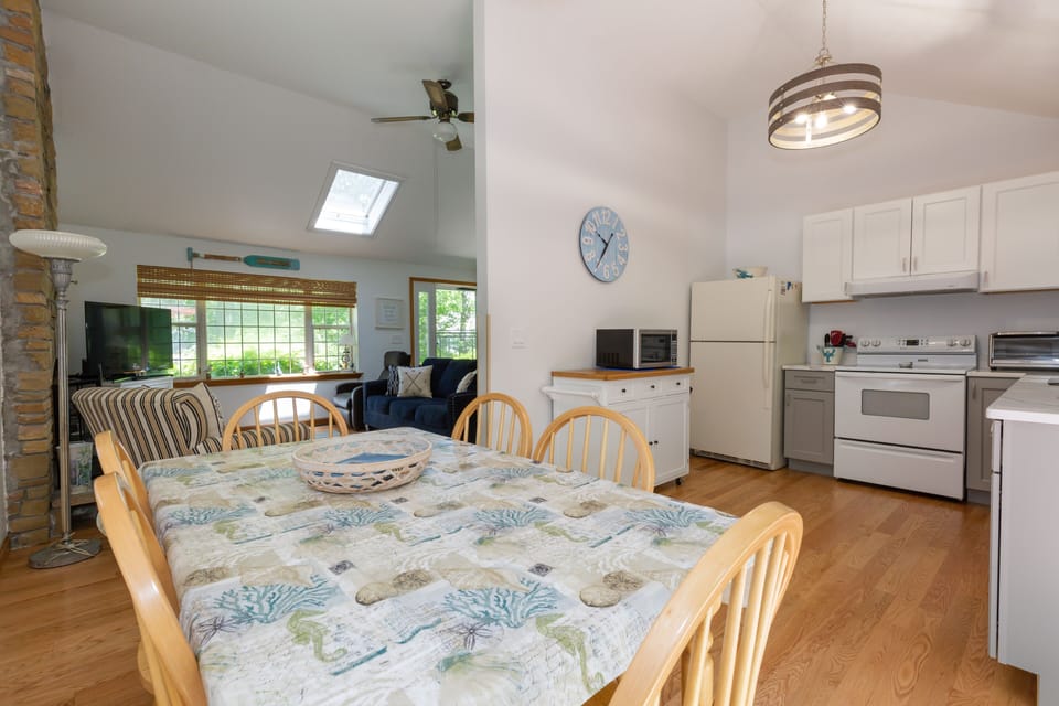 Kitchen table seats 6 people 