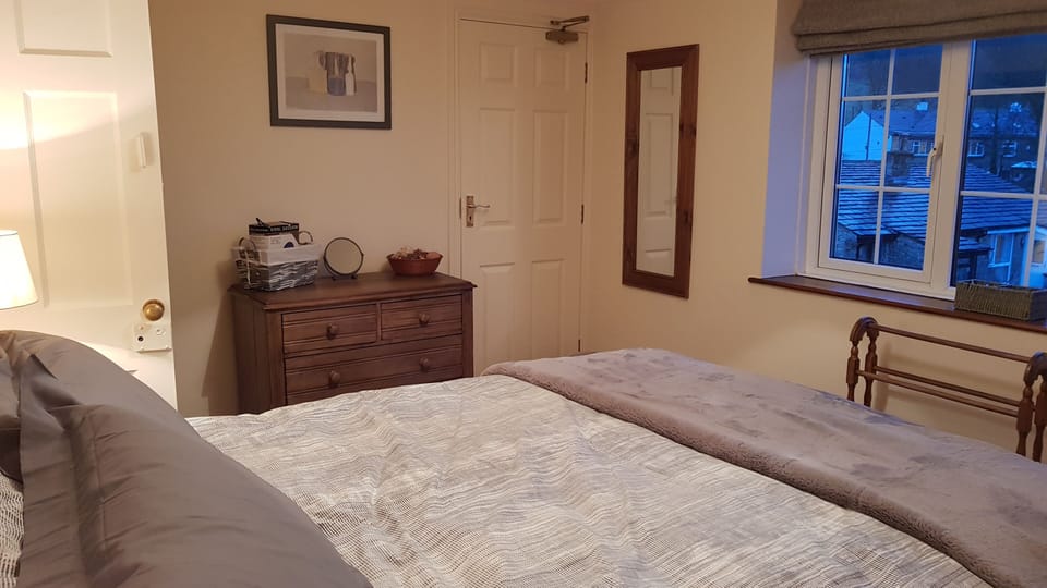 Bedroom 1 - king size 5' bed