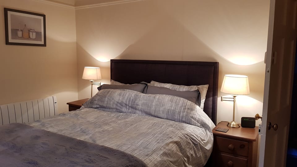 Bedroom 1 - king size 5' bed