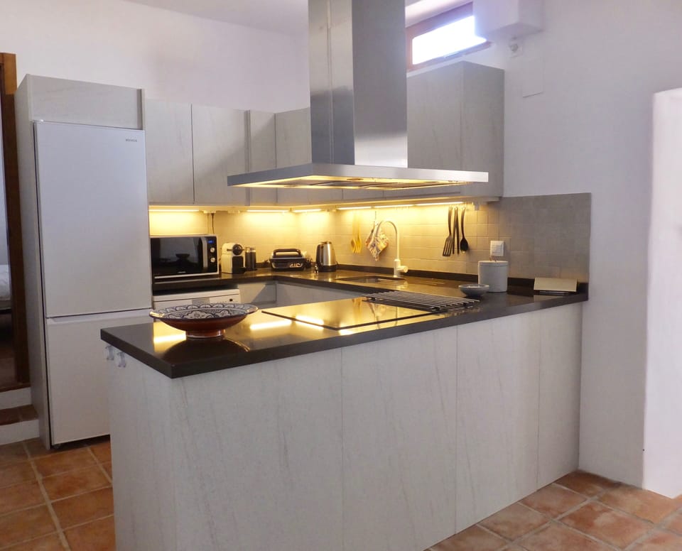 Kitchen with dish washer