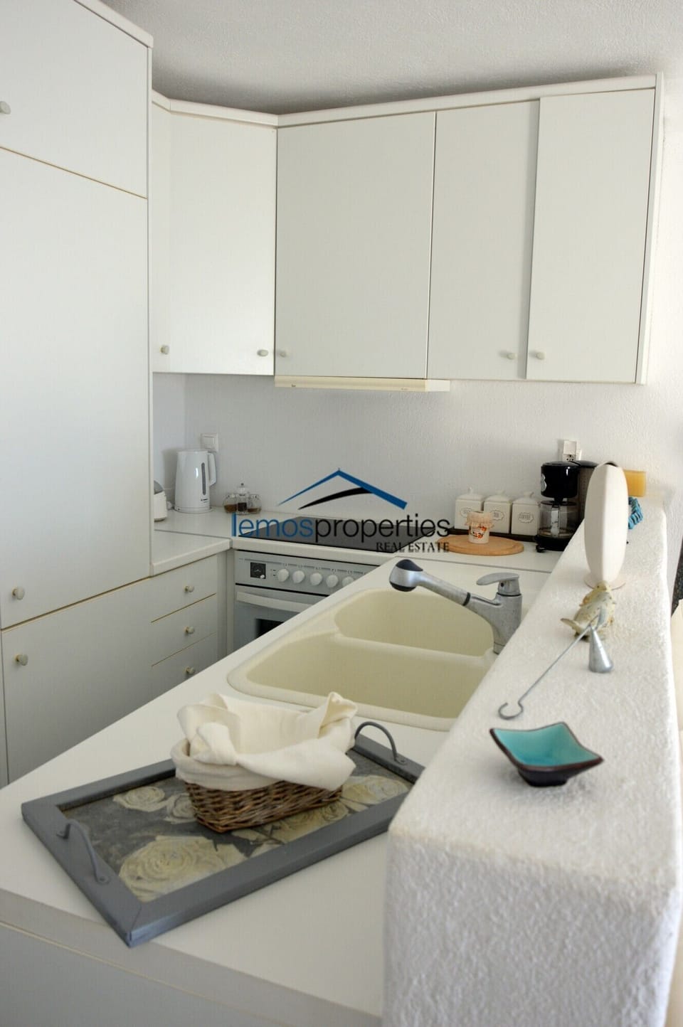 The fully equipped kitchen