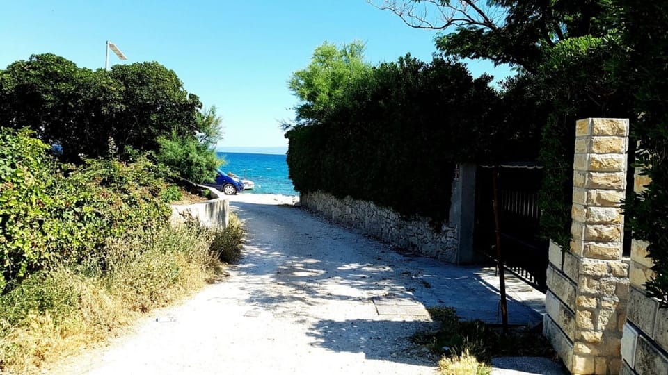 The way from apt to beach