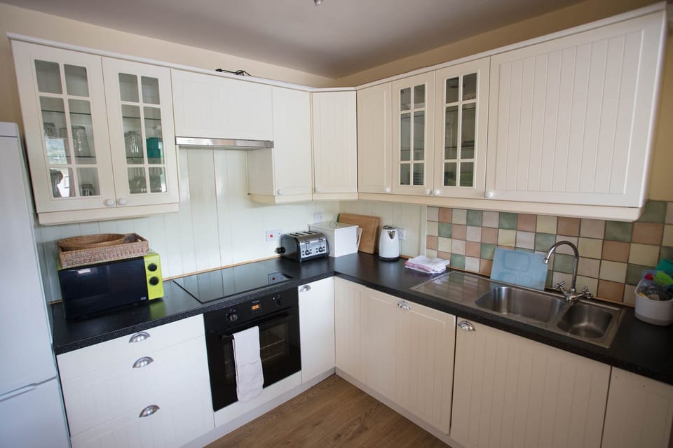 Well equipped kitchen with cooker, dishwasher, fridge freezer and microwave