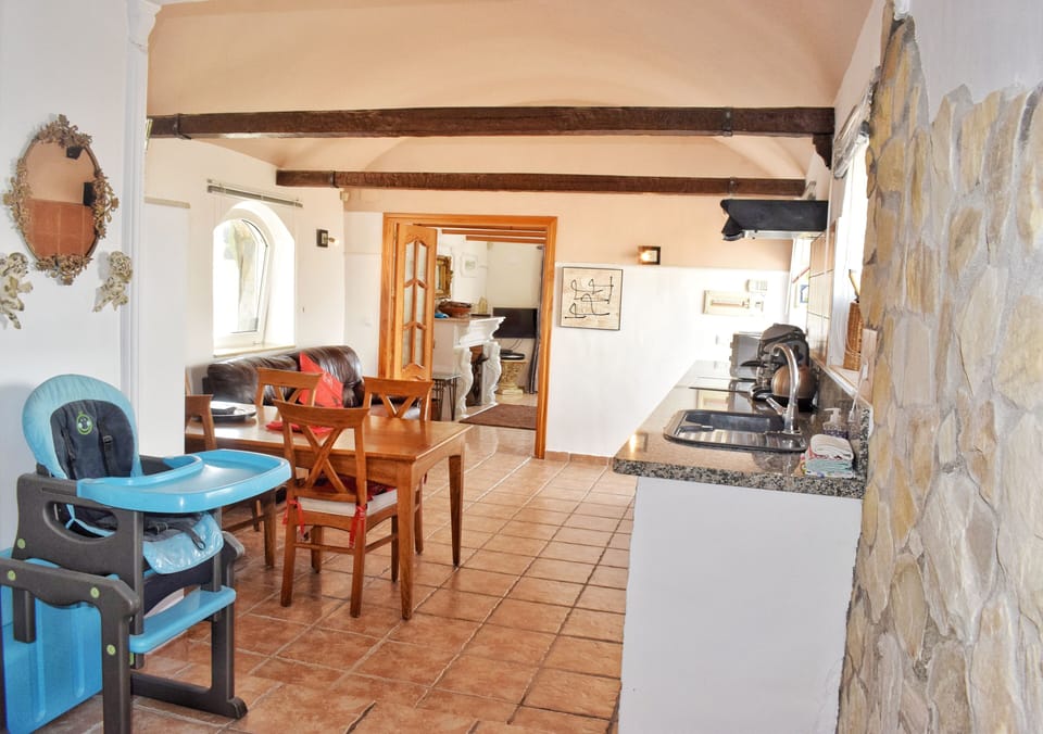 FULLY FITTED KITCHEN & DINING ROOM