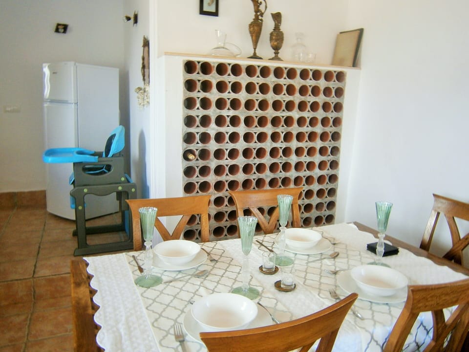YOUR DINING TABLE 