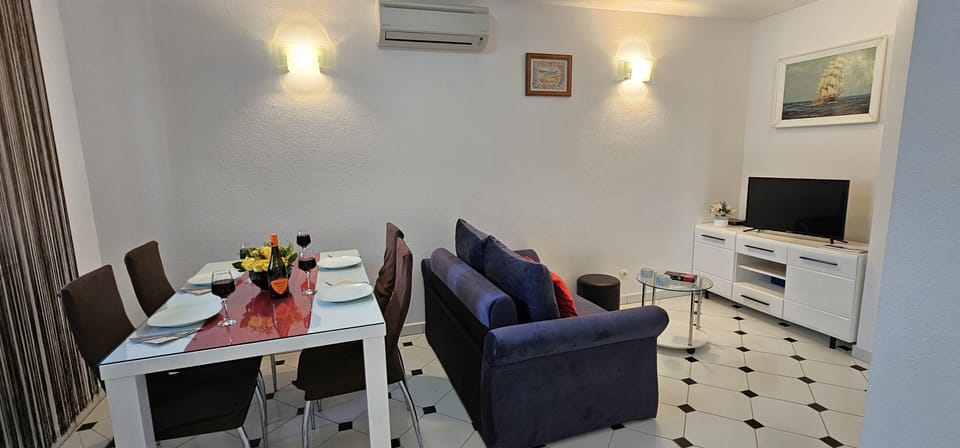 Apt Cherry open plan dining/living area