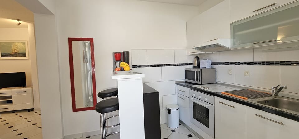 Apt Cherry kitchen