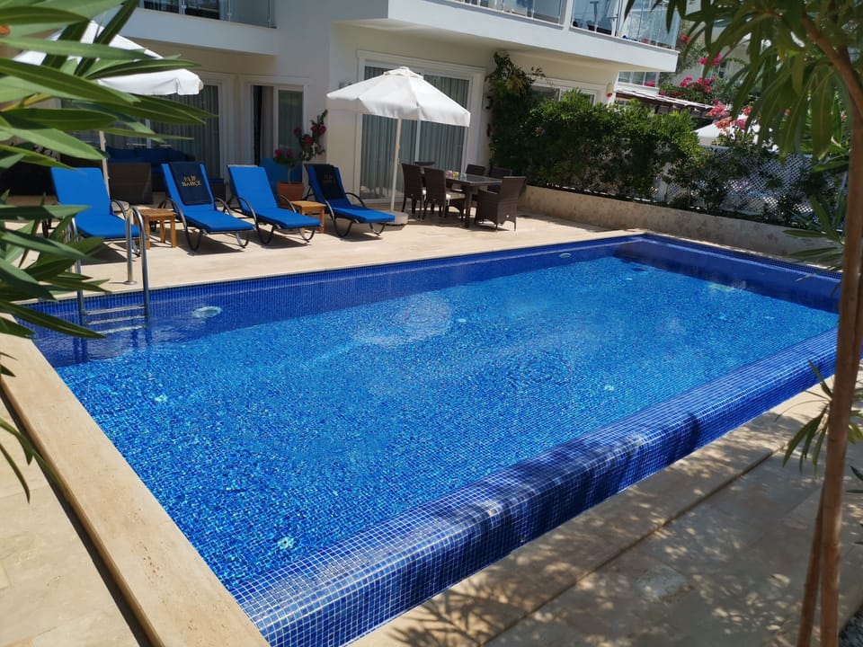 10m x 4m private pool