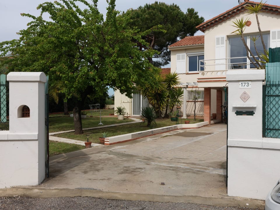 Entrance with a space to park the car