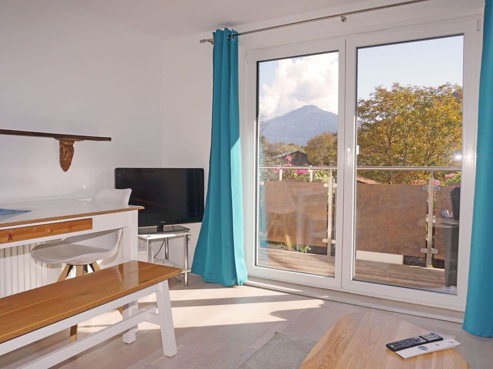 Property, Shade, Wood, Building, Interior Design, Architecture, Comfort, Living Room, Floor, Window