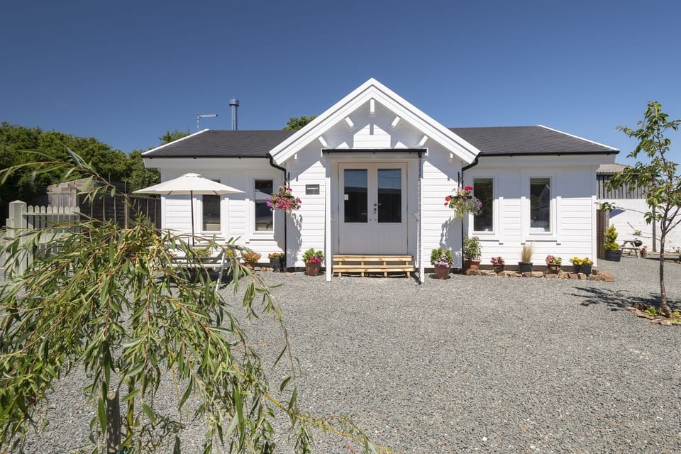 Beautifully kept log cabin situated in a large courtyard garden area