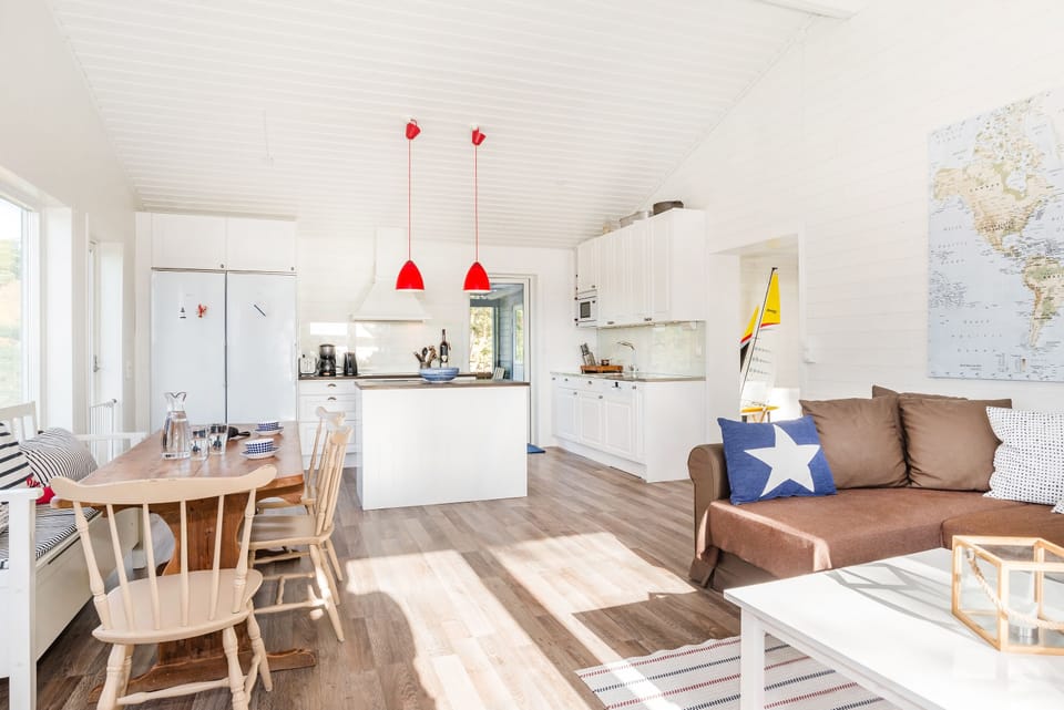 Offene Planlösung mit hoher Decke.