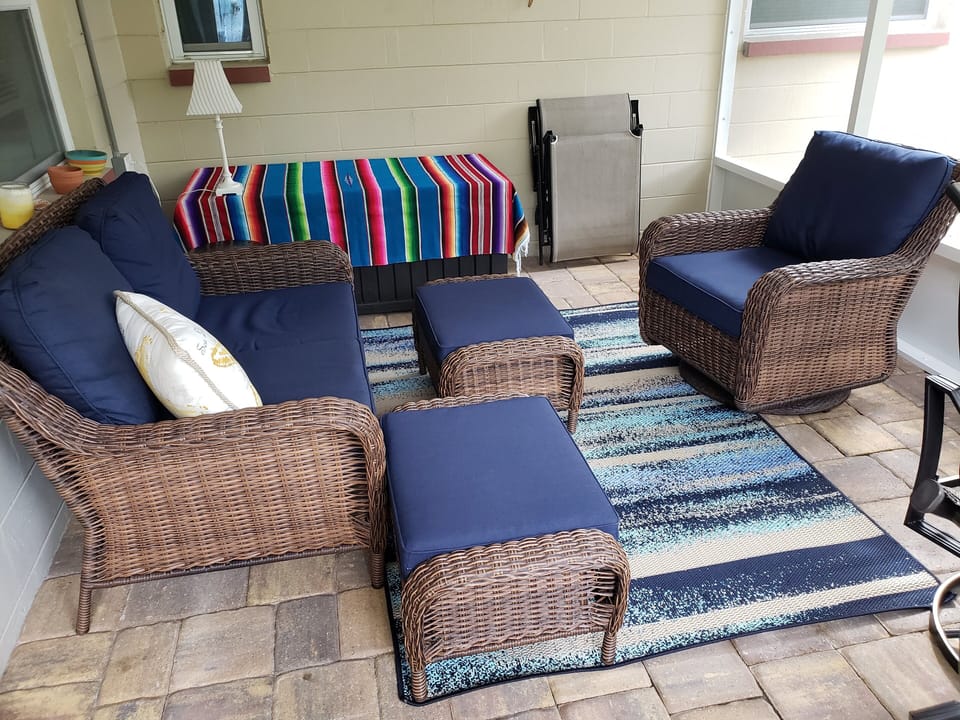 Furnished lanai w/ wall mount fan