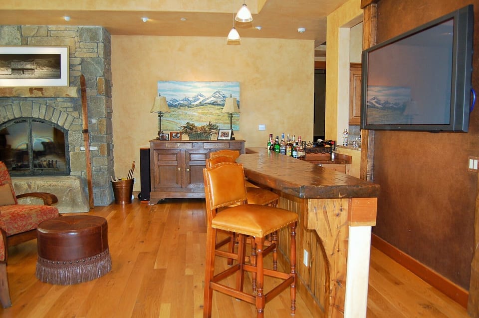 Bar area in living room with flatscreen TV and sonos system.