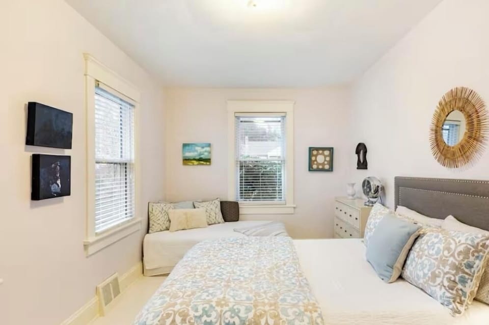 Queen bedroom with twin